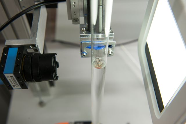 Präzise Kalibrierung für Laborglas mit AQUAJUST®CAM – halbautomatisch, zuverlässig, quecksilberfrei.
